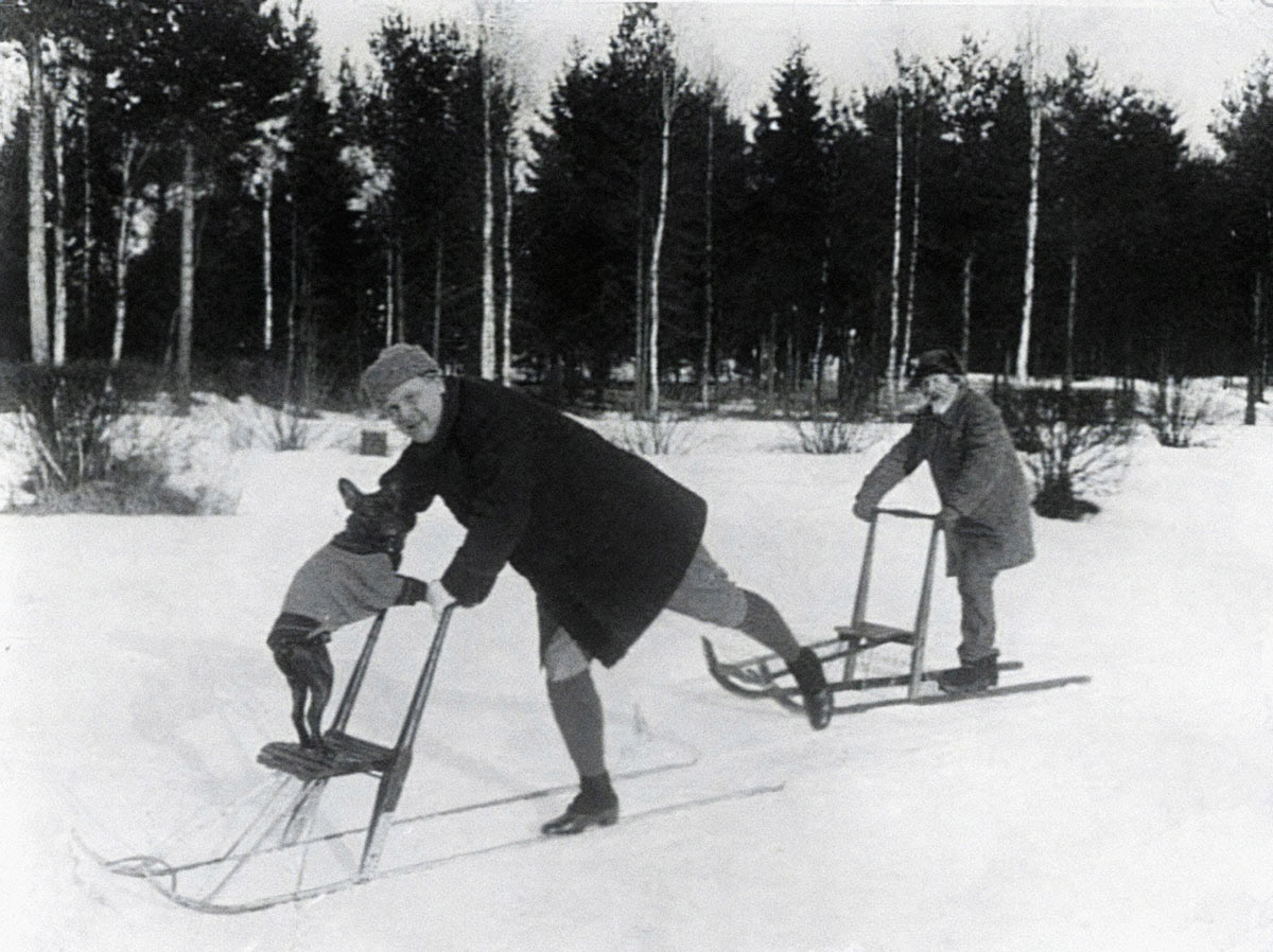 Илья Репин и Федор Шаляпин катаются на санях. 1914 год