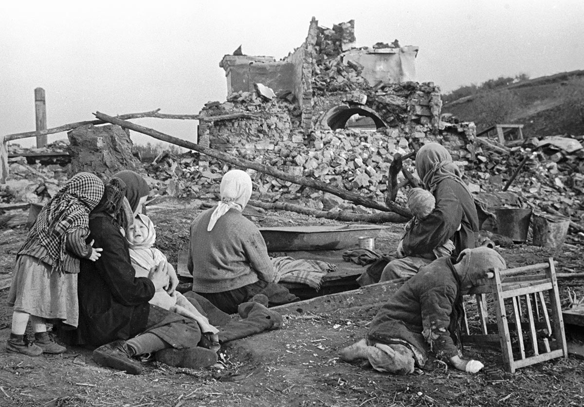 Семья смотрит на развалины своего дома во время ВОВ