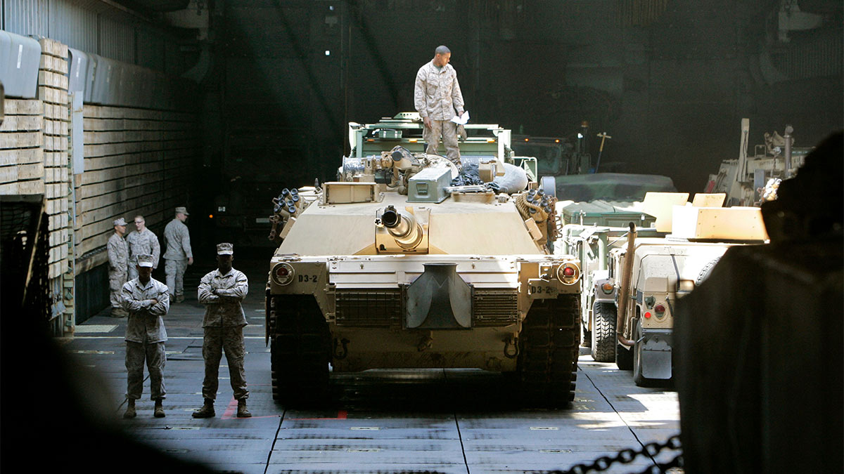 Американский танк Abrams на транспортном судне