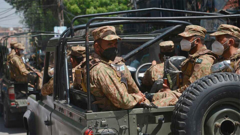 Террорист-смертник убил девять солдат в Пакистане