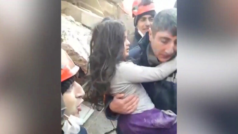 В Турции из-под завалов спасли двух детей спустя 128 часов после землетрясения