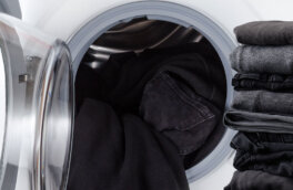 Что добавить при стирке, чтобы темные джинсы не линяли: 2 дешевых средства