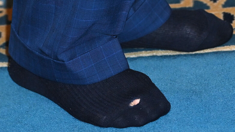 Король Карл III появился на публике в дырявом носке