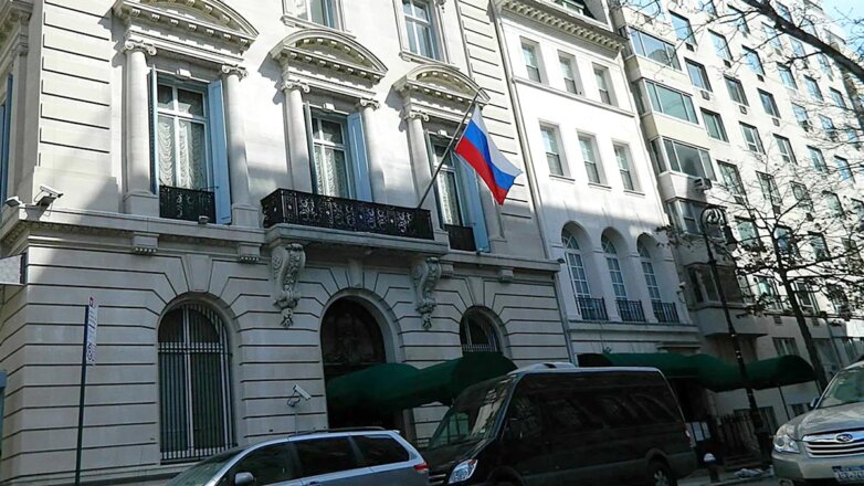 Генконсульство России в Нью-Йорке укомплектовали на 50% из-за проблем с визами