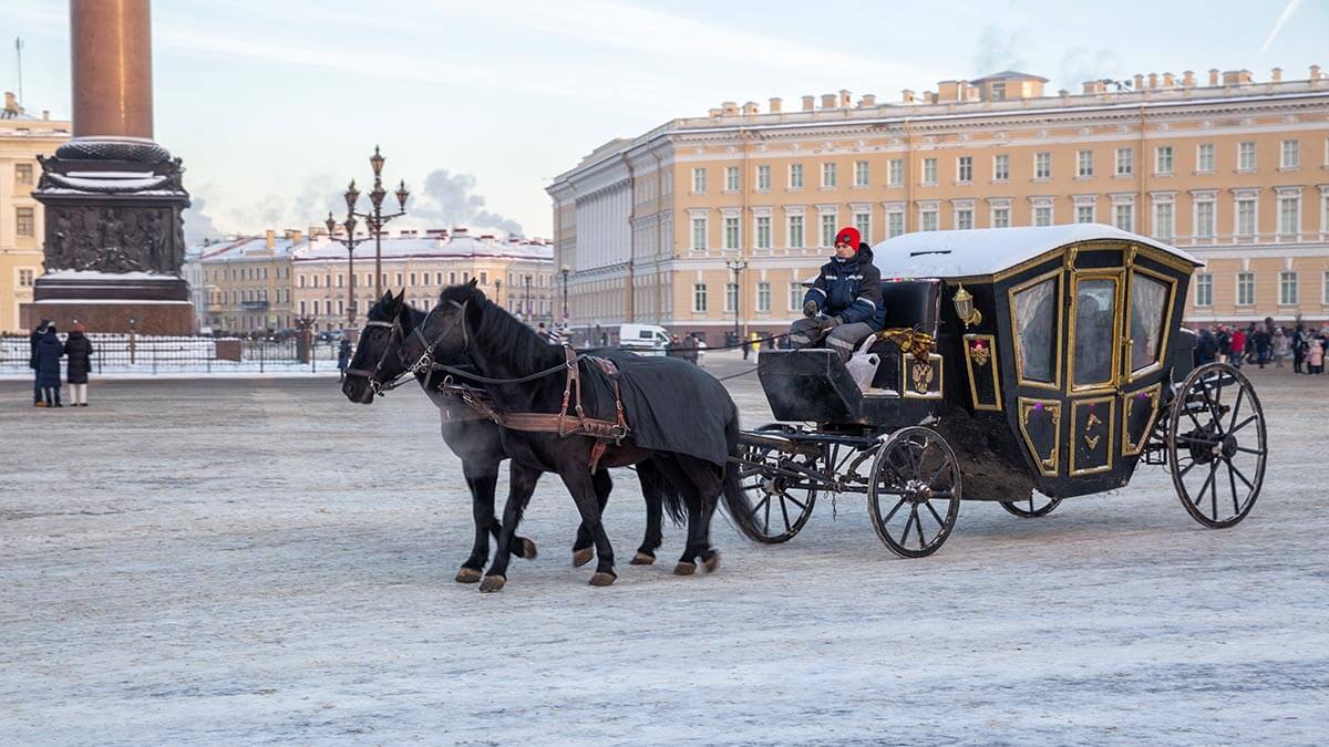 Дворцовая площадь в Санкт Петербурге кони