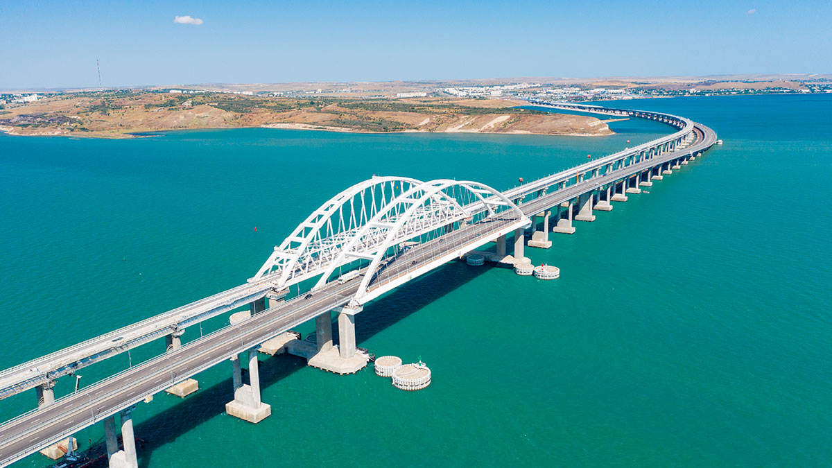Движение транспорта по левой части Крымского моста откроют до конца февраля