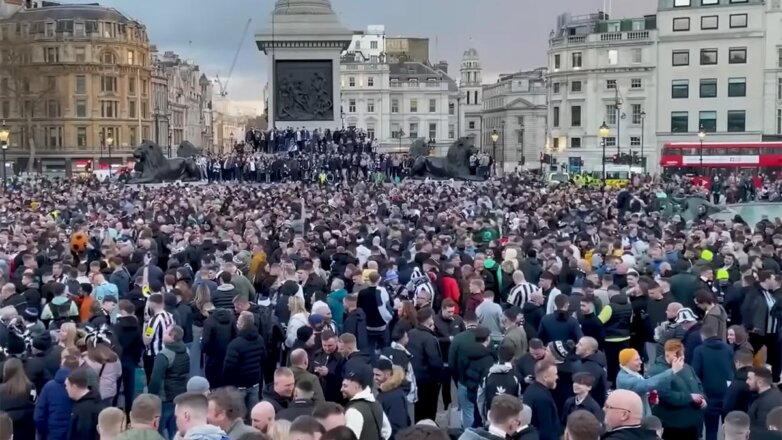 Фанаты "Ньюкасла" заполонили Трафальгарскую площадь перед матчем с "Манчестер Юнайтед"