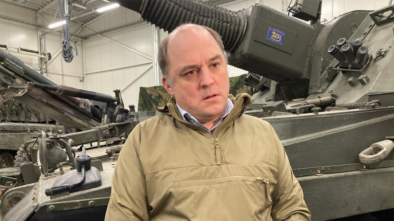 Министр обороны Великобритании посетил базу, где украинцев учат эксплуатации танков