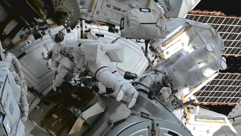 Два астронавта вышли в открытый космос для модернизации энергосистемы МКС
