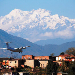 Выжил только пилот: власти начали расследование авиакатастрофы в Непале