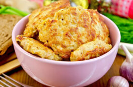 Недорого и вкусно: оладьи из куриного фарша на крахмале