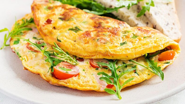 30 минут на кухне: омлет с колбасой, помидорами и красным луком