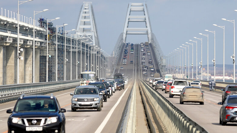 Власти сообщили о значительном уменьшении пробки перед Крымским мостом