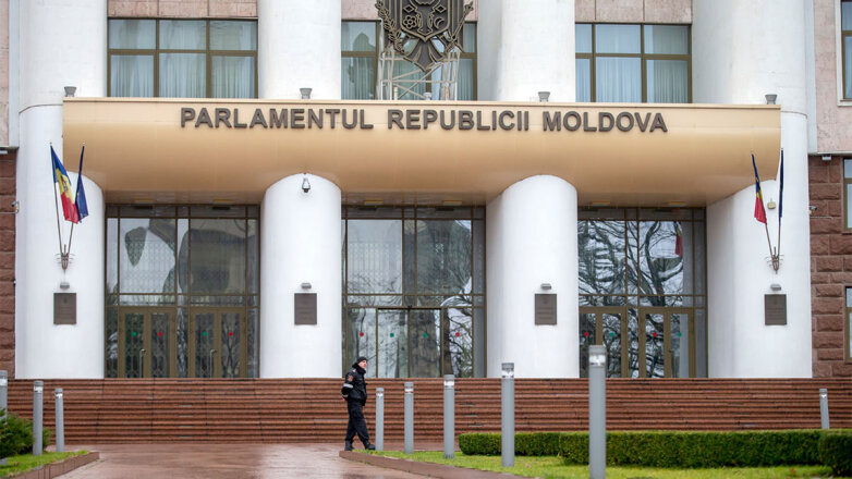 Парламент Молдавии продлил режим ЧП