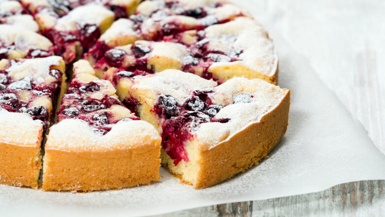 Недорого и вкусно: пирог с замороженными ягодами, тесто для которого готовится 5 минут