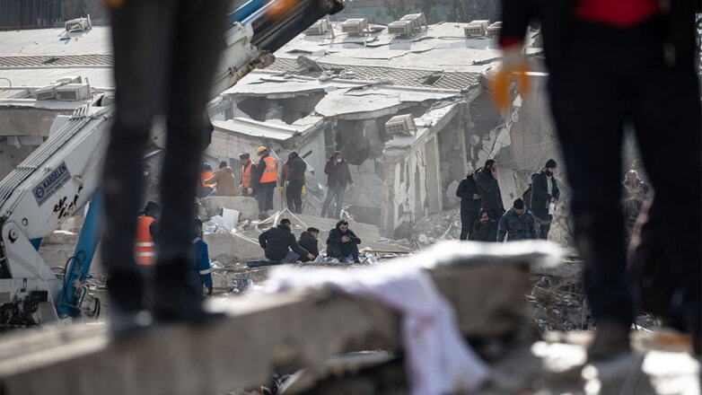 После нового землетрясения в Турции спасатели извлекли из-под завалов живыми 32 человека