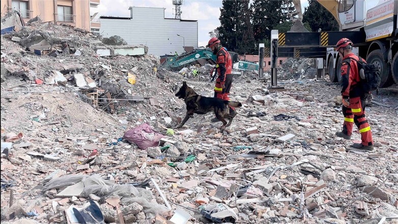Работа спасателей по разбору завалов после землетрясений в Турции