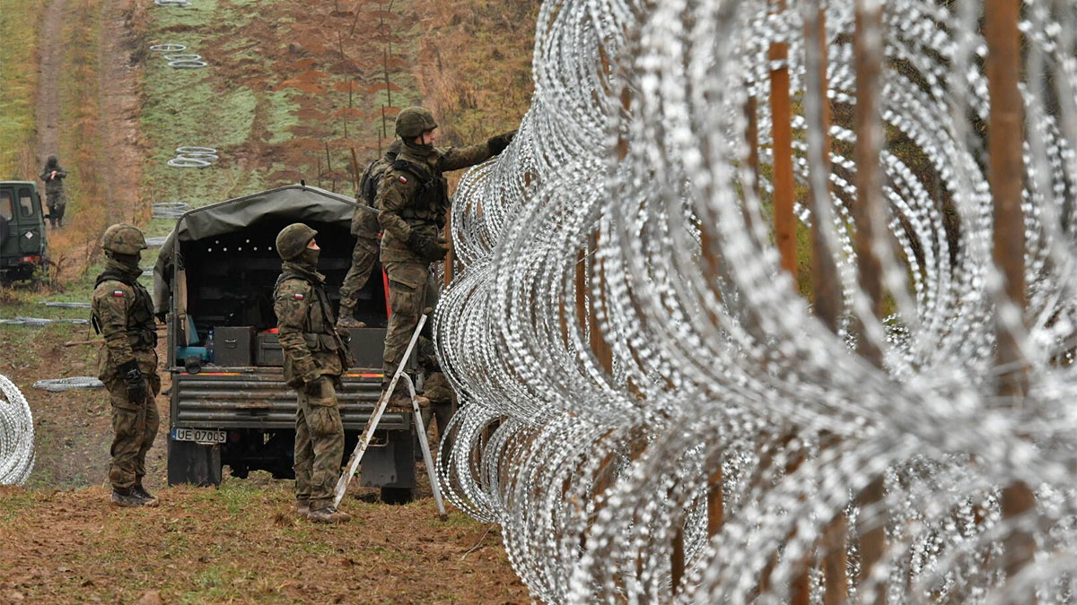 Польша усилила укрепления на границе с РФ противотанковыми ежами