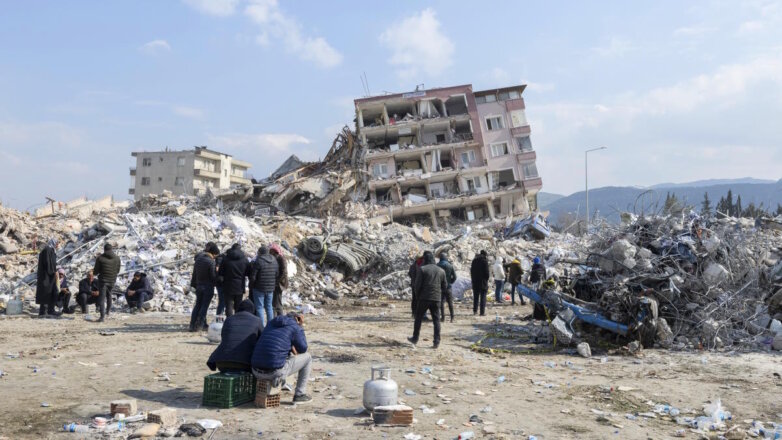 Спасатели МЧС вызволили человека из-под завалов в Турции спустя 160 часов