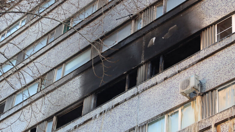 Последствия пожара на пятом этаже общежития на ул. Международная в Москве