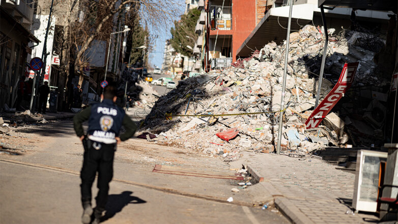 Число жертв землетрясений в Турции превысило 43,5 тысячи