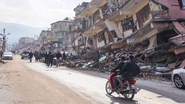 Число жертв землетрясения в Турции превысило 9000
