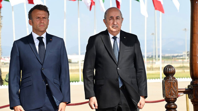 Президент Франции Эмманюэль Макрон (слева) и президент Алжира Абдельмаджид Теббун