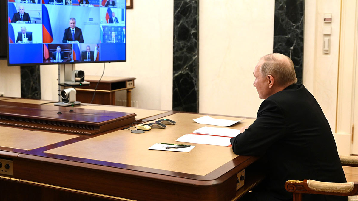 Президент России Владимир Путин на совещании с постоянными членами Совета Безопасности