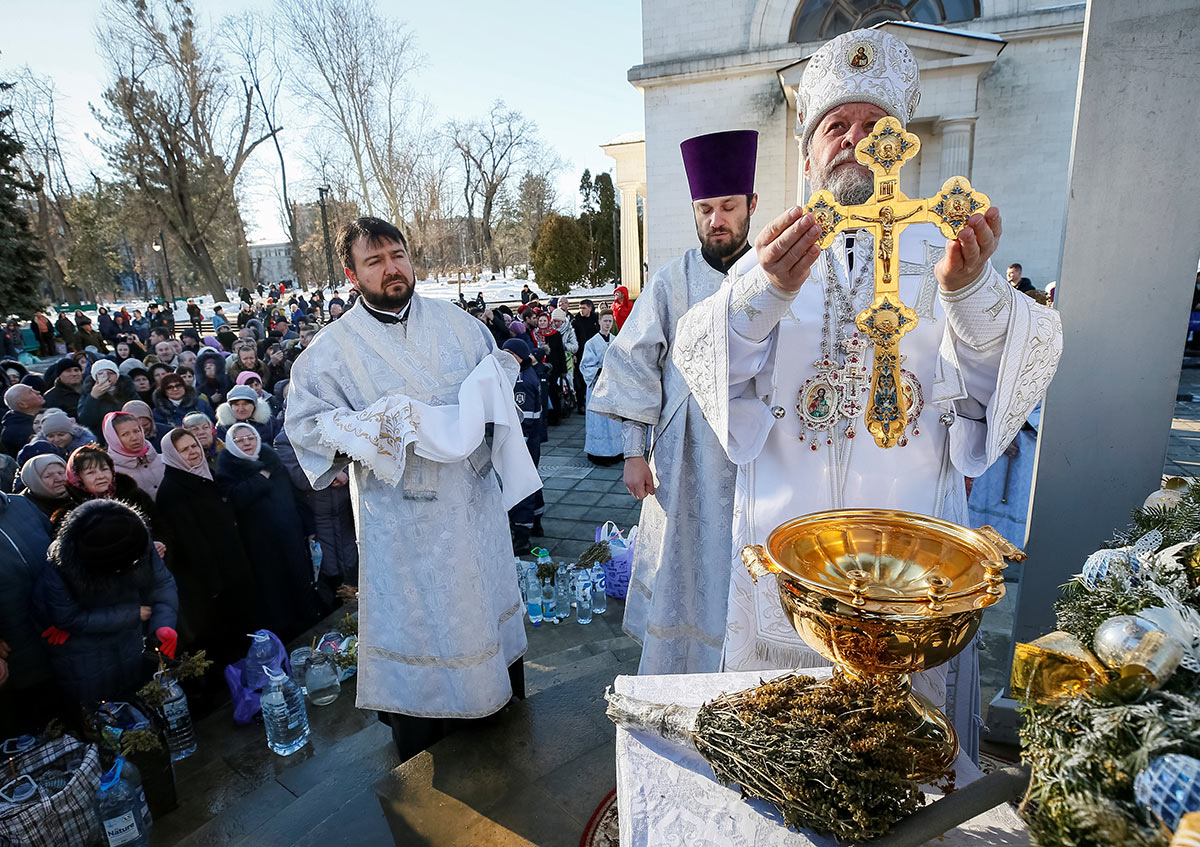 Митрополит Кишиневский и всея Молдовы Владимир освящает воду во время православного Крещения Господня в Кишиневе