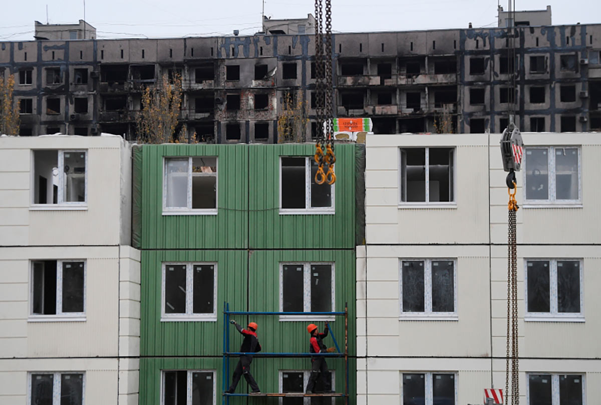 Рабочие во время строительства нового жилого дома в Мариуполе