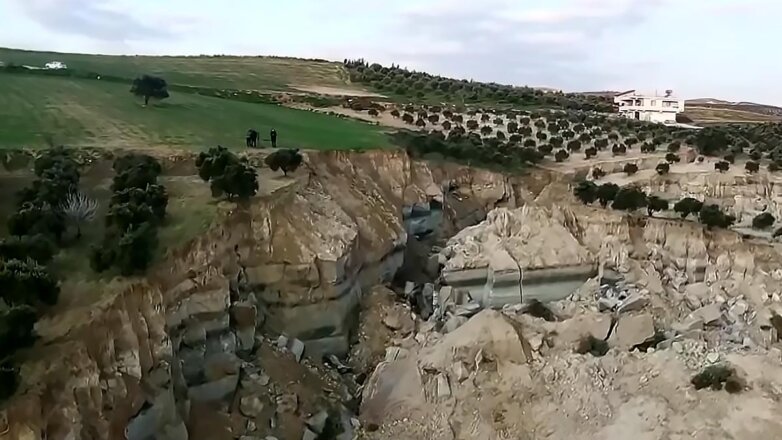 Гигантский разлом после землетрясения в Турции сняли на видео