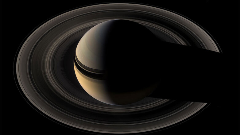 Ученые гадают, что за странные "спицы" появляются на кольцах Сатурна