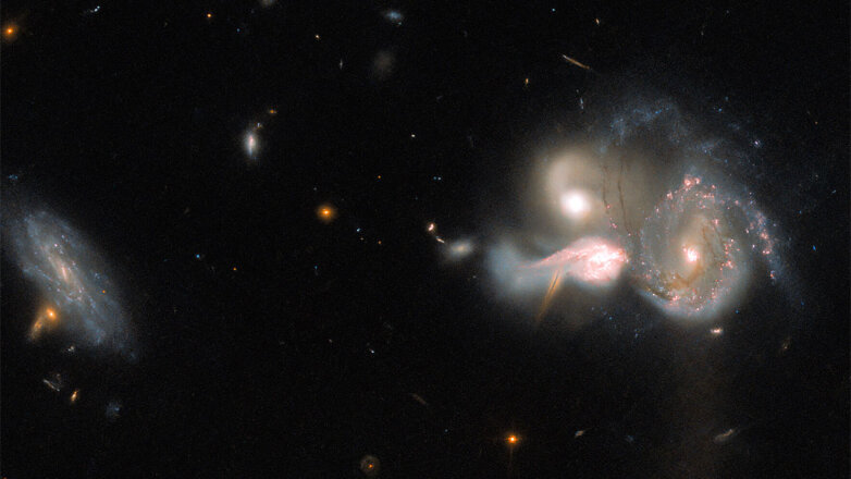 "Хаббл" заснял 3 галактики накануне столкновения