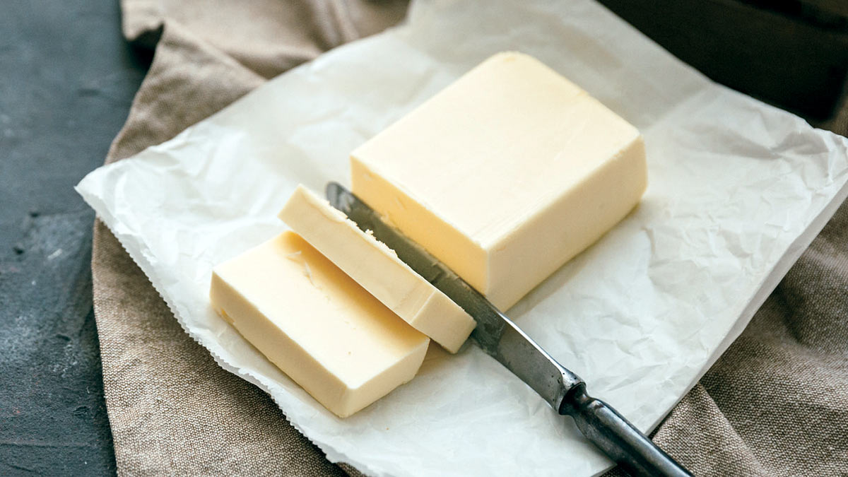 Можно ли использовать масло вместо маргарина. Масло сливочное. Кусочек сливочного масла. Масло в пергаменте. Масло сливочное сверху.