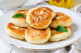 Съедят даже те, кто не любит творог: рецептов много, но эти сырники с манкой – самые удачные