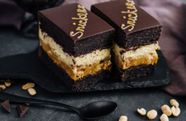 30 минут на кухне: бисквитный торт "Сникерс", который не требует пропитки