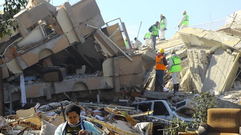 В Турции спустя почти 5 суток после землетрясения спасли женщину из-под завалов