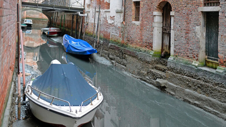Знаменитые каналы Венеции почти пересохли