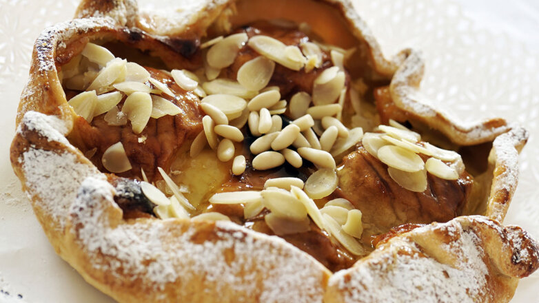 Недорого и вкусно: пряный пирог с яблоками и медом