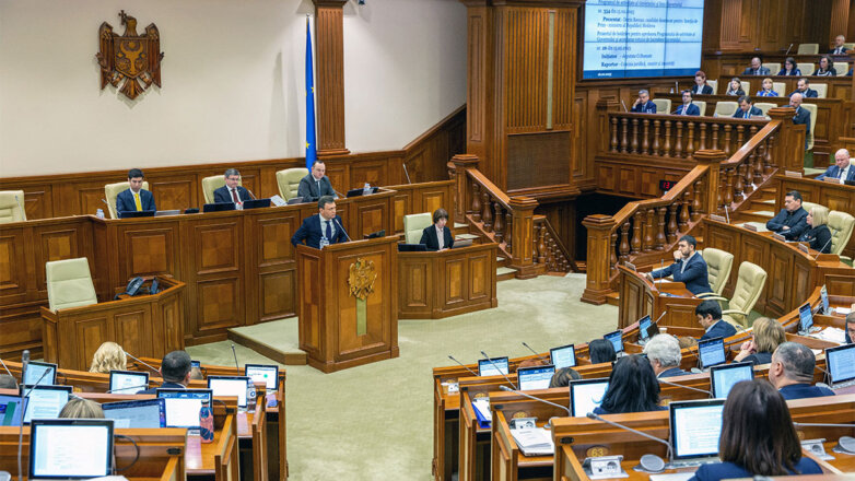 Парламент Молдавии утвердил новое правительство во главе с Дорином Речаном
