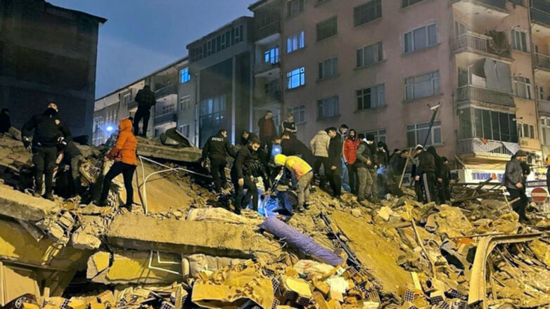 Из-за землетрясения в Турции погибли 284 человека, ранены почти 2,5 тысячи