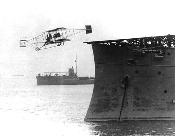 Самолёт, пилотируемый Юджином Эли, взлетел с палубы крейсера "Бирмингем"