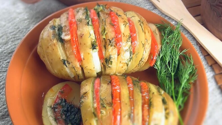 Недорого и вкусно: ароматная картошка-гармошка с помидорами под сырной корочкой