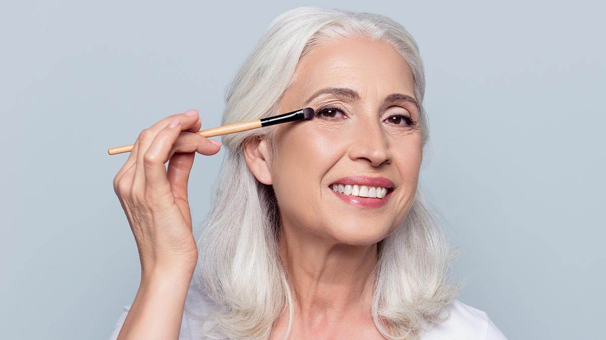 Естественный макияж для женщин старше 50 лет: какую косметику выбрать