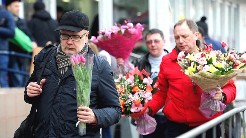 Мужчины с букетами цветов