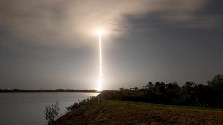 SpaceX запустила ракету-носитель с группировкой из 55 спутников сети Starlink