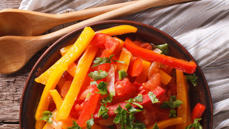 30 минут на кухне: витаминный салат из болгарских перцев с острой заправкой