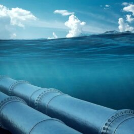 Россия готова поставлять газ в Европу по уцелевшей ветке "Северного потока-2", заявил Новак