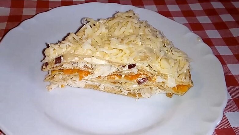 Праздничная кухня: блинный пирог с шампиньонами к Масленице