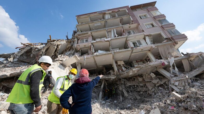 В Турции через 150 часов после землетрясения спасли из-под завалов маленькую девочку